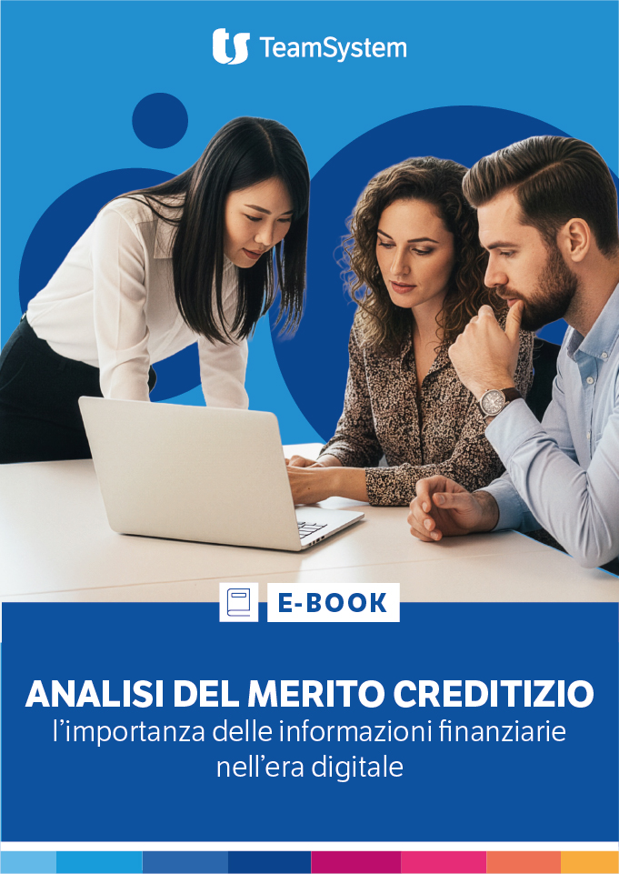 Cover eBook TeamSystem “Analisi del merito creditizio: l’importanza delle informazioni finanziarie nell’era digitale”, con tre professionisti che analizzano dati su laptop, su sfondo blu.