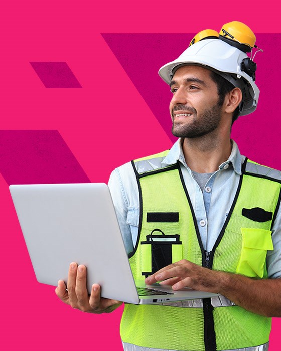 Addetto alla sicurezza con portatile in mano