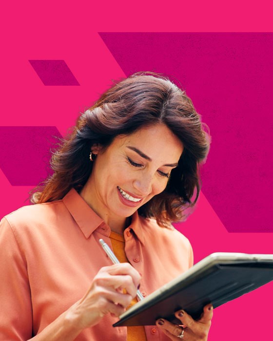 Donna sorridente che con la penna digitale e il tablet fa una firma.
