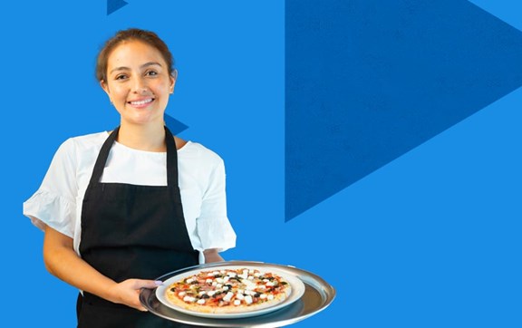 Ragazza sorridente con pizza in mano.